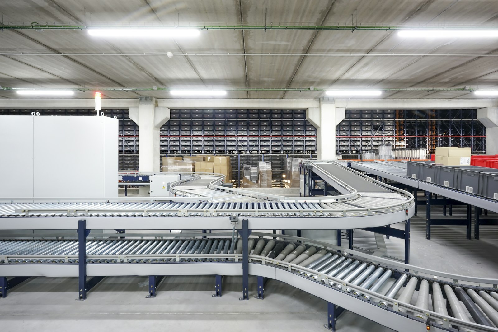 Roller conveyors curving through an automated fulfillment center